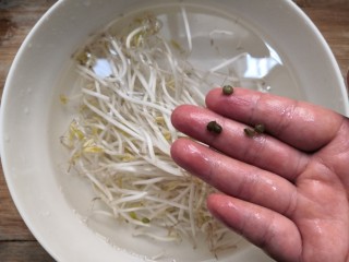 3、豆芽炒粉条,浸泡好的豆芽，挑去豆壳，掐掉老根