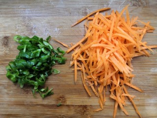 5、豆芽炒粉条,青椒和胡萝卜，洗干净，切成丝儿，备用