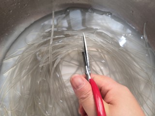 7、豆芽炒粉条,泡软的粉条，用剪刀，剪成15厘米长左右，方便吃的时候，好夹