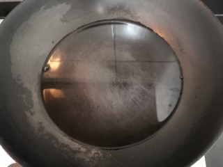 8、豆芽炒粉条,上锅，加水，大火烧煮