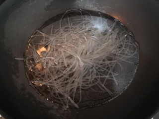 9、豆芽炒粉条,水开后，放入粉条