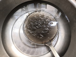11、豆芽炒粉条,捞出的粉条，放冷水中，过凉