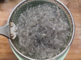 12、豆芽炒粉条,过凉后，沥干水份备用
