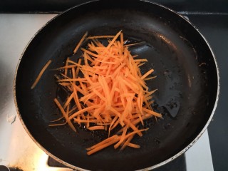 14、豆芽炒粉条,先放入，胡萝卜丝