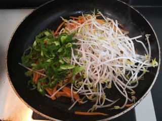 16、豆芽炒粉条,翻炒好胡萝卜丝后，倒入青椒和豆芽