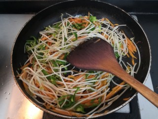 17、豆芽炒粉条,把胡萝卜，青椒和豆芽，翻炒均匀，至回软断生