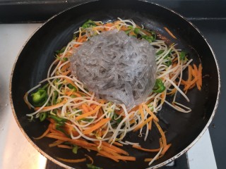 18、豆芽炒粉条,再把粉条，倒入锅中