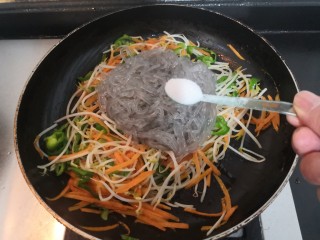 19、豆芽炒粉条,加入盐