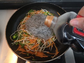 20、豆芽炒粉条,加入生抽