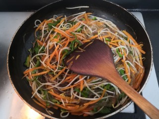 21、豆芽炒粉条,再次翻炒均匀，即可关火