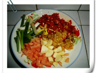 3、泡菜鲫鱼,泡椒 葱 姜 蒜切好备用