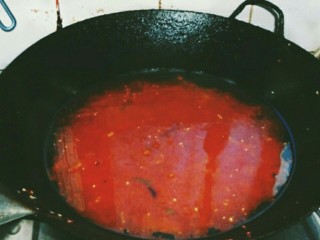 7、泡菜鲫鱼,调料炒香 锅里加入水 直到熬出泡菜的味道