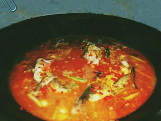 8、泡菜鲫鱼,鱼下锅