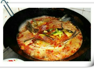 9、泡菜鲫鱼,煮沸腾了一两分钟 放入少许鸡精 就可以了