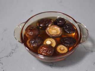 1、土豆香菇炒蛋,香菇提前用水泡软