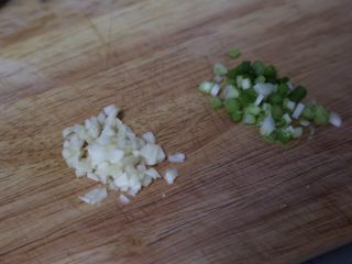 2、土豆香菇炒蛋,葱和蒜切碎末