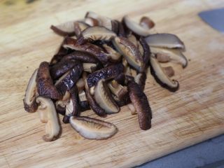 3、土豆香菇炒蛋,香菇切丝