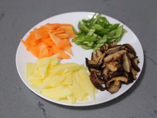 4、土豆香菇炒蛋,胡萝卜、土豆、青椒切片