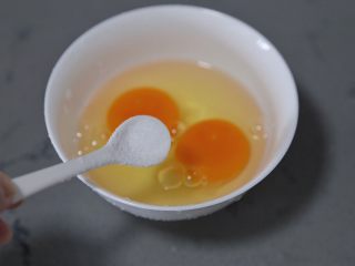 5、土豆香菇炒蛋,鸡蛋打入碗中，调入少许盐拌匀