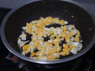 6、土豆香菇炒蛋,锅里倒入少许油，烧热后倒入蛋液炒散后盛出