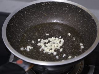 7、土豆香菇炒蛋,锅里再倒入少许油，爆香蒜末