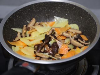 8、土豆香菇炒蛋,放入香菇、胡萝卜、土豆翻炒至断生