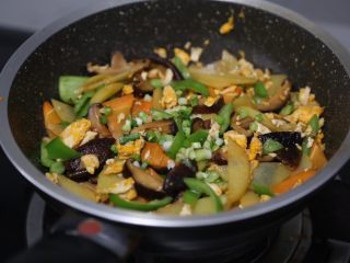 11、土豆香菇炒蛋,最后调入少许盐，撒上葱花即可