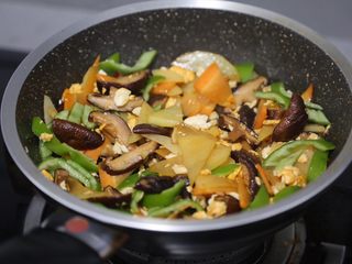 10、土豆香菇炒蛋,再加入青椒翻炒几下