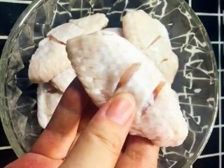 1、麻辣鸡翅,准备鸡翅洗净两面改刀