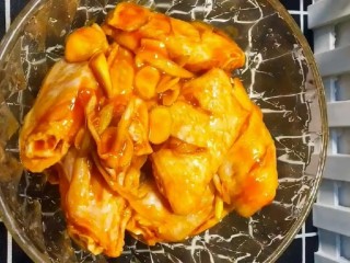3、麻辣鸡翅,拌匀腌制一个小时