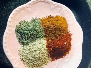 6、麻辣鸡翅,锅留底油放入孜然，白芝麻，辣椒粉，烧烤料