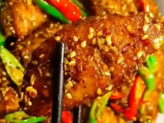 8、麻辣鸡翅,放入鸡翅青红椒翻炒均匀即可