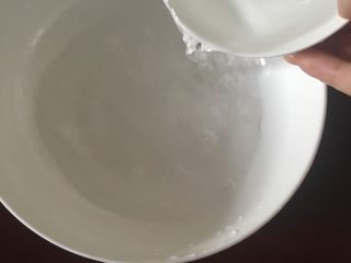2、四川凉粉,用准备好的小碗盛一碗清水倒入大碗中