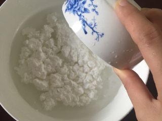 4、四川凉粉,倒入大碗中