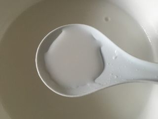 5、四川凉粉,搅拌均匀,放置一旁待用,准备下一个步骤。