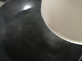 7、四川凉粉,水烧开后加入5g盐,倒入刚才准备好的豌豆浆糊,边倒边搅拌。