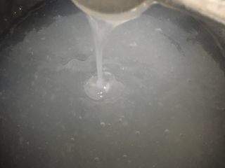 8、四川凉粉,中火烧3-5分钟,一定要不停的搅拌,搅拌成透明状就可以出锅了