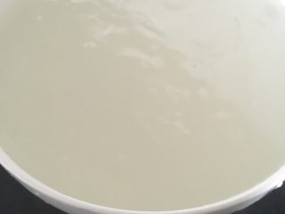 9、四川凉粉,准备出锅倒入大碗中,放置2个小时,也可放入冰箱味道更佳。