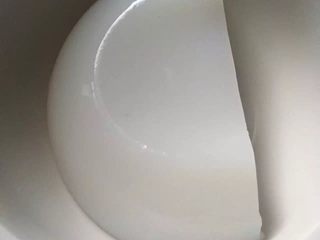 10、四川凉粉, 2小时后把凉粉倒入盘中,对半切开。