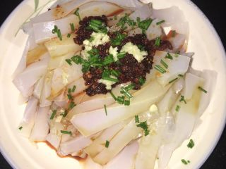 11、四川凉粉,切丝加上葱蒜少许,酱油少许辣椒酱,根据自己口味调配