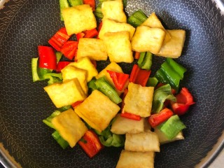 11、炒脆皮豆腐,放入豆腐