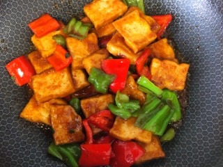 13、炒脆皮豆腐,翻炒至入味，大火收汁即可出锅。