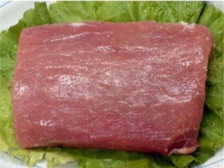 1、毛豆炒肉丝,首先准备需要的食材：新鲜的猪里脊肉！