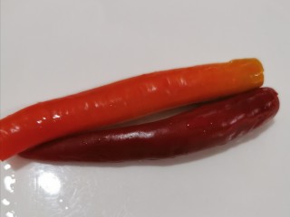 3、毛豆炒肉丝,两个洗干净的红辣椒，不喜欢吃辣的朋友可以不放或者选用不辣的辣椒，红色主要是颜色的搭配，让菜品看起来更有食欲！