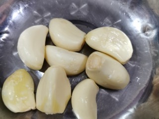 5、毛豆炒肉丝,适量的大蒜头备用！