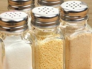 6、毛豆炒肉丝,准备需要用到的调料：盐、鸡精、味精、生抽、蚝油、食用油、料酒、淀粉！