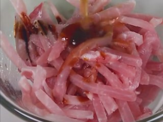 8、毛豆炒肉丝,肉丝切好以后接着将肉丝码味：放入适量的生抽、蚝油、盐、料酒、搅拌均匀之后加入适量的干淀粉再次搅拌均匀之后备用！