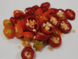 9、毛豆炒肉丝,红辣椒切成如图所示的小圈，也可以切成颗粒状，放入碗中备用！