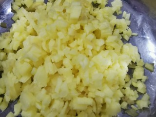 10、毛豆炒肉丝,生姜切成如图所示姜末，放入碗中备用！