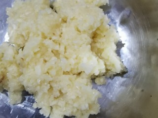 11、毛豆炒肉丝,大蒜头剁成蒜泥，放入碗中备用！